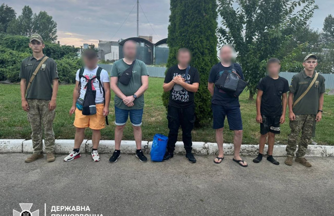 На границе с Венгрией задержали группу мужчин с 14-летним «поводырем»