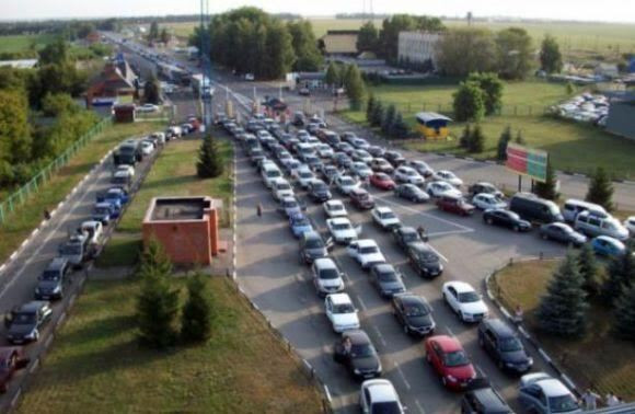 Из-за туристического сезона почти вдвое увеличился поток людей и транспорта на границе с Польшей