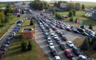 Через туристичний сезон майже удвічі збільшився потік людей і транспорту на кордоні з Польщею
