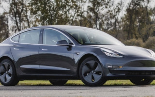 Українці знімають акумулятори з автомобілів Tesla, щоб заживити будинки світлом, — ЗМІ