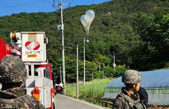 КНДР запустила в сторону Южной Кореи около 500 воздушных шаров с мусором