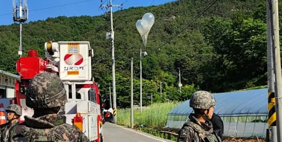 КНДР запустила в сторону Южной Кореи около 500 воздушных шаров с мусором
