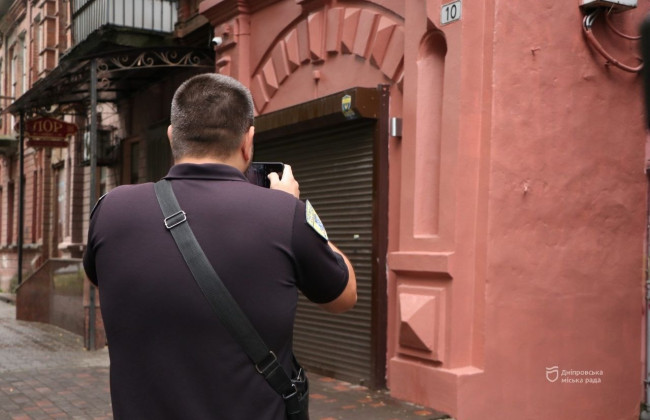 В Днепре оштрафовали владельца кофейни из-за розового фасада