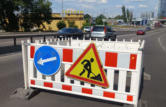 В Киеве на улице Елены Телиги просел асфальт: частично ограничено движение транспорта