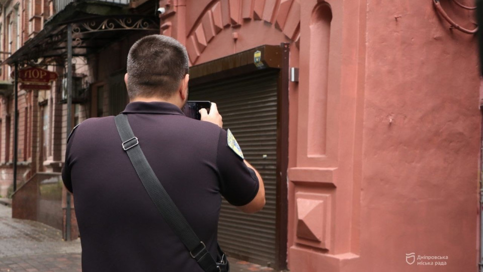 У Дніпрі оштрафували власника кав’ярні через рожевий фасад