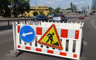 У Києві на вулиці Олени Теліги просів асфальт: частково обмежено рух транспорту