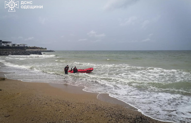 Пришлось звать спасателей: на Одесщине мужчина решил поплавать на надувном круге в шторм