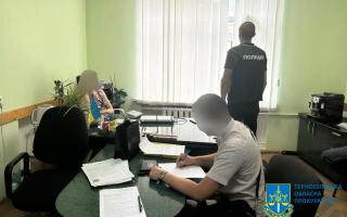 В Тернопольской области чиновница брала взятки сертификатами на косметику и отдых в гостинице — прокуратура