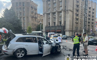 В Киеве на Майдане Независимости произошло серьезное ДТП, в котором пострадали три человека: фото