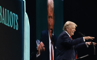 Дональд Трамп заявив, що повністю відновився після замаху та зняв пов’язку з вуха