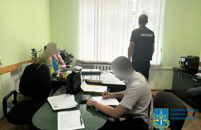 В Тернопольской области чиновница брала взятки сертификатами на косметику и отдых в гостинице — прокуратура