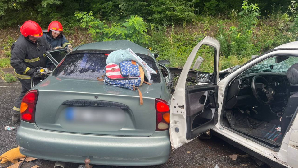 В Винницкой области столкнулись две легковушки: погибла семейная пара, 10-месячного младенца госпитализировали