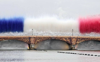 Церемонія відкриття Олімпіади-2024: літаючий котел та парад човнів під дощем – фото, як це було