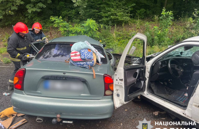В Винницкой области столкнулись две легковушки: погибла семейная пара, 10-месячного младенца госпитализировали