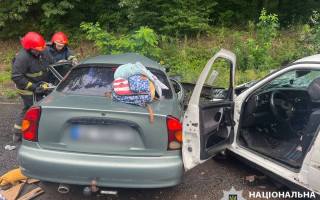 В Винницкой области столкнулись две легковушки: погибла семейная пара, 10-месячного младенца госпитализировали