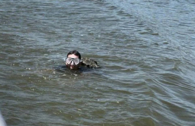 Джеймс Бонд на мінімалках: на Дунаї затримали порушника кордона на підводному скутері