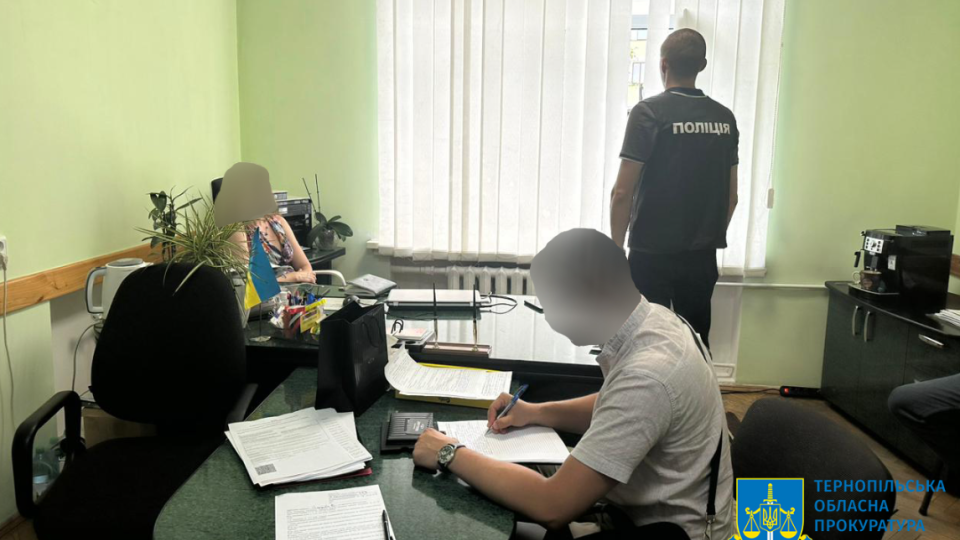 В Тернопольской области чиновница брала взятки сертификатами на косметику и отдых в гостинице — прокуратура