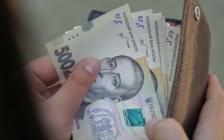 Чи має право на дострокову пенсію особа, яка всиновила дитину з інвалідністю