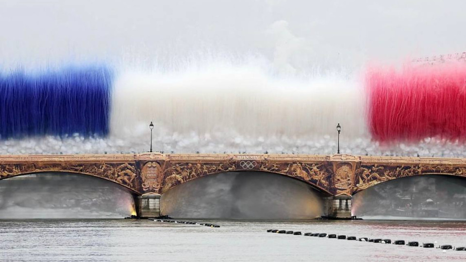 Церемонія відкриття Олімпіади-2024: літаючий котел та парад човнів під дощем – фото, як це було