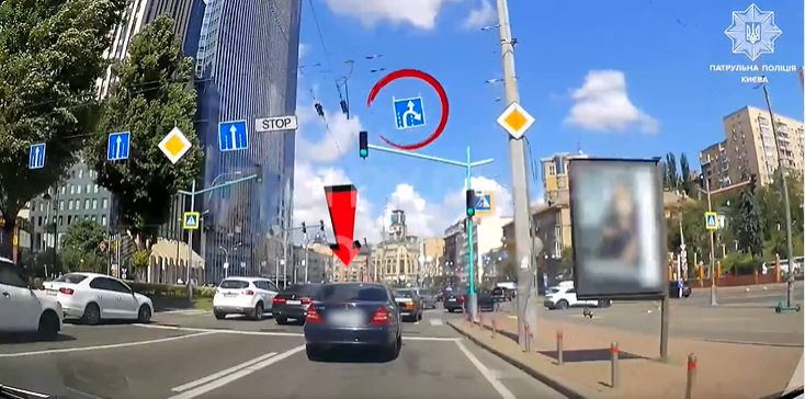 Перед автомобілем поліції порушив ПДР: у Києві покарали водія Mercedes-Benz, відео