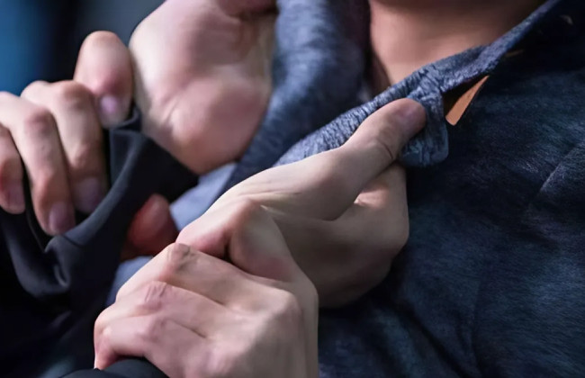 С кулаками набросился на товарища и отобрал его телефон: в Киеве сообщено о подозрении мужчине