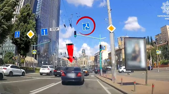 Перед автомобилем полиции нарушил ПДД: в Киеве наказали водителя Mercedes-Benz, видео