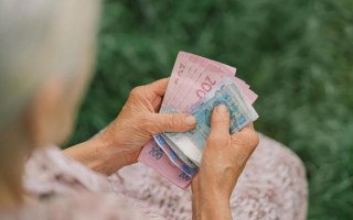 Компенсационная доплата: кто из пенсионеров может получить надбавку к выплатам