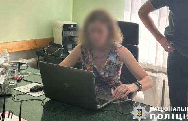 Требовали взятки и «подарки» за победу в тендере: в Тернопольской области разоблачили чиновников