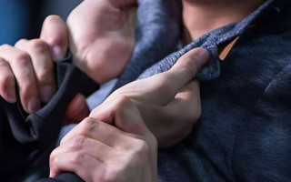 З кулаками накинувся на товариша та відібрав його телефон: у Києві повідомлено про підозру чоловіку
