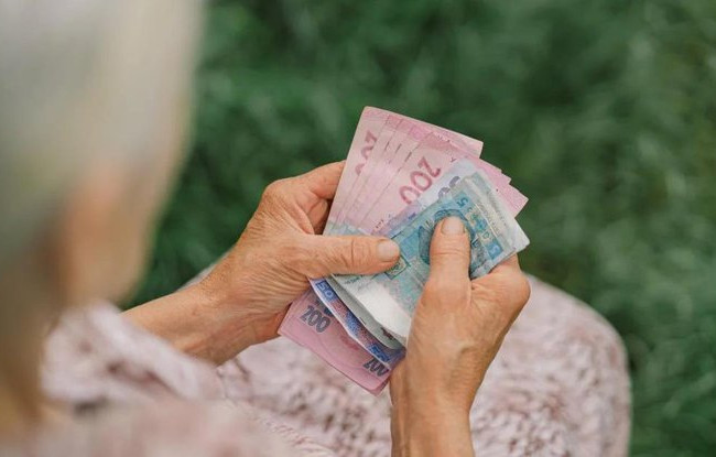 Компенсационная доплата: кто из пенсионеров может получить надбавку к выплатам