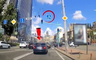 Перед автомобилем полиции нарушил ПДД: в Киеве наказали водителя Mercedes-Benz, видео