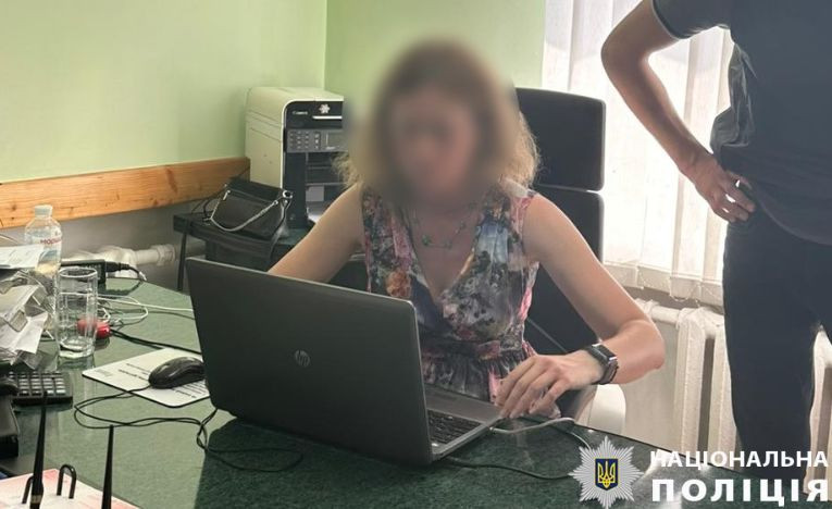 Требовали взятки и «подарки» за победу в тендере: в Тернопольской области разоблачили чиновников