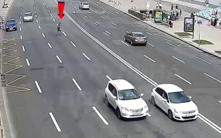 У Києві покарали п’яного пішохода, який на Хрещатику перейшов 8 смуг проїжджої частини: відео