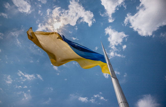 В Киеве из-за прогнозируемой непогоды приспустили главный флаг Украины