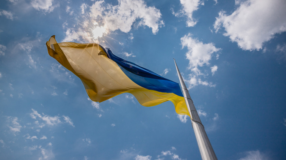 В Киеве из-за прогнозируемой непогоды приспустили главный флаг Украины