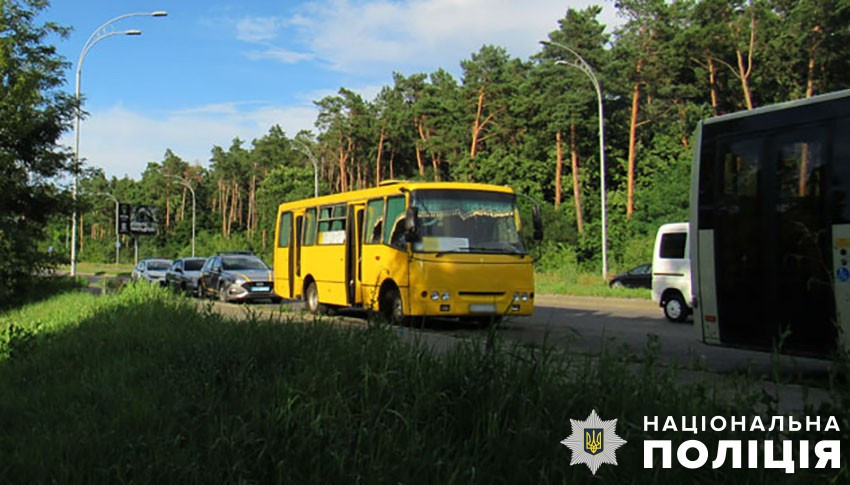 У водія маршрутки у Києві намагалися поцупити гроші, але завадили інші водії