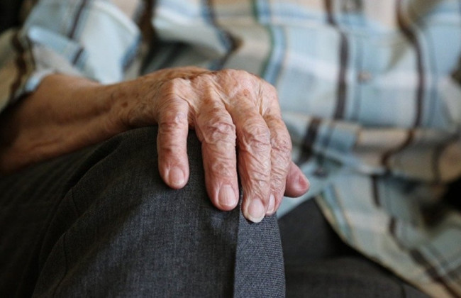 Суд наказал мужчину, который, несмотря на вынесенное ограничительное предписание, приходил к отцу и систематически обижал его