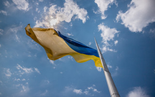В Киеве из-за прогнозируемой непогоды приспустили главный флаг Украины