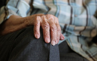 Суд покарав чоловіка, який, попри винесений обмежувальний припис, приходив до батька та систематично кривдив його