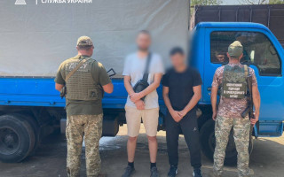 На кордоні Румунією знайшли порушника у багажному відсіку фури