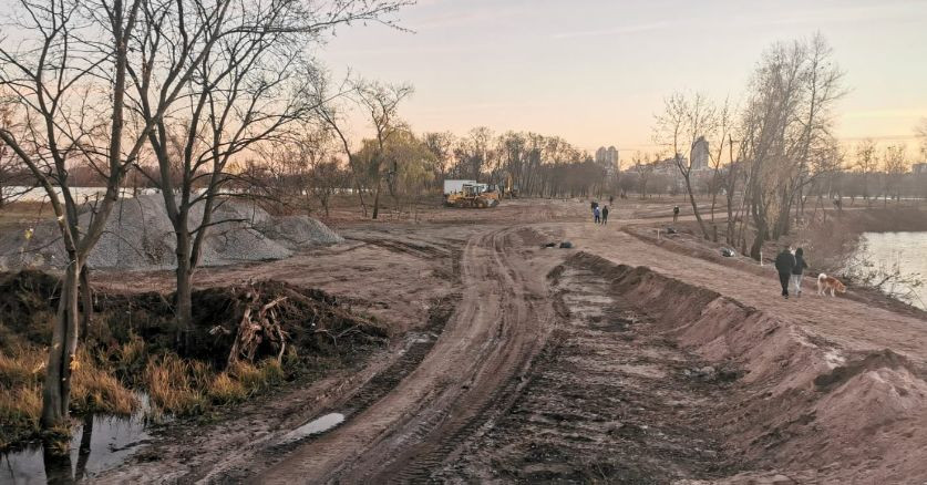 У Києві під час будівництва Мосту-хвилі зрубали 200 вікових дерев: прокуратура відкрила провадження