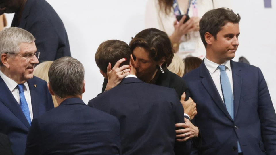Поцілунок президента Франції Еммануеля Макрона та міністерки спорту спричинив «переполох» у мережі, фото