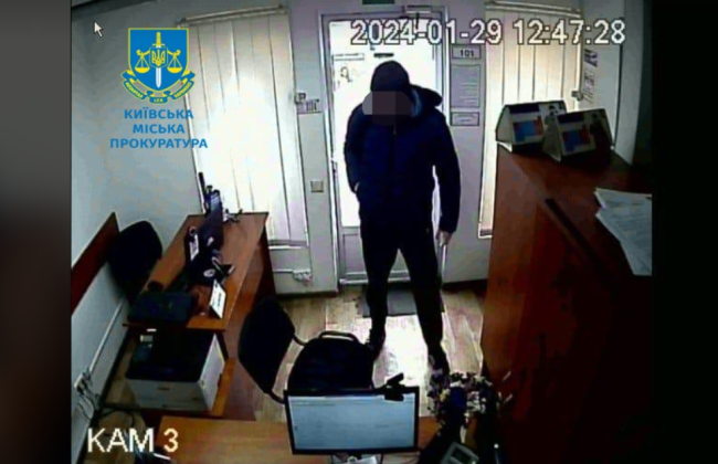 У Києві чоловік з ножем вчиняв  напади на кредитні установи: його засуджено до 8 років в’язниці