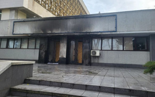 Мужчину, который поджег дверь информационного центра НАТО, отправили на общественные работы