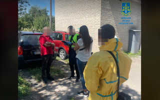 В Киеве мужчина три месяца травил женщину, с которой прожил 15 лет, ради ее денег и авто