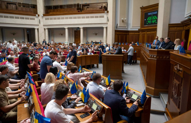 Владимир Зеленский подписал закон о праве Кабмина приостановить выплаты по внешним долгам до 1 октября 2024 года