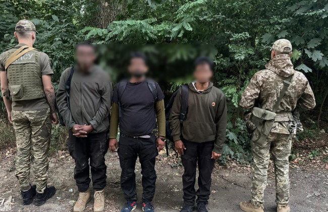 Прятались в подсолнухах и кукурузе: у границы ГПСУ задержала нарушителей-иностранцев