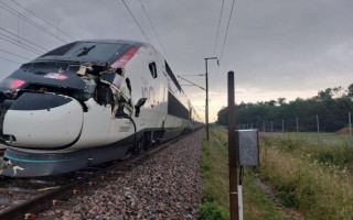 Во Франции из-за урагана остановили движение на железной дороге, пострадали 80 тысяч пассажиров