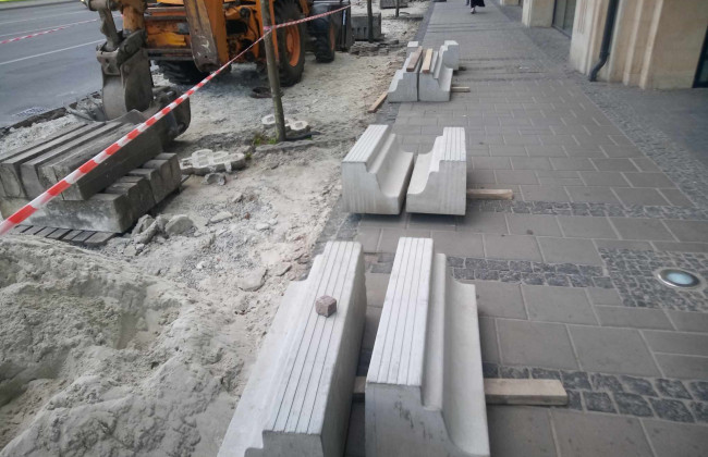 Во Львове устанавливают первые кассельские бордюры