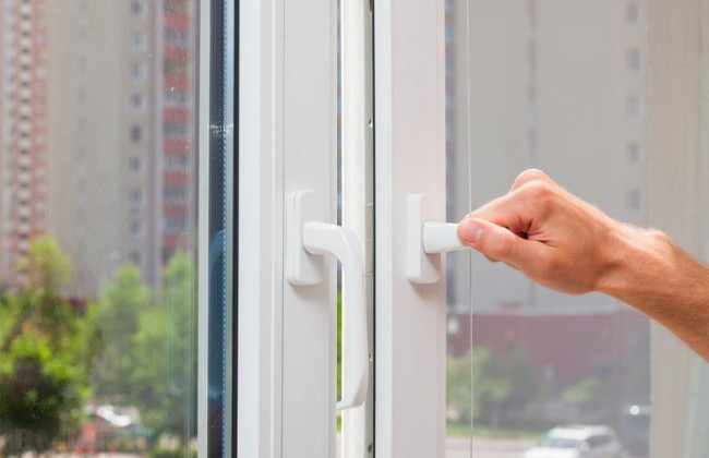 У Чехії український тик-токер випав із вікна у прямому ефірі, виконуючи челендж